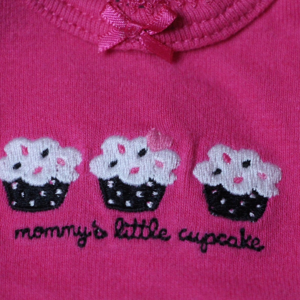 Short sleeve onesie pink with cupcakes